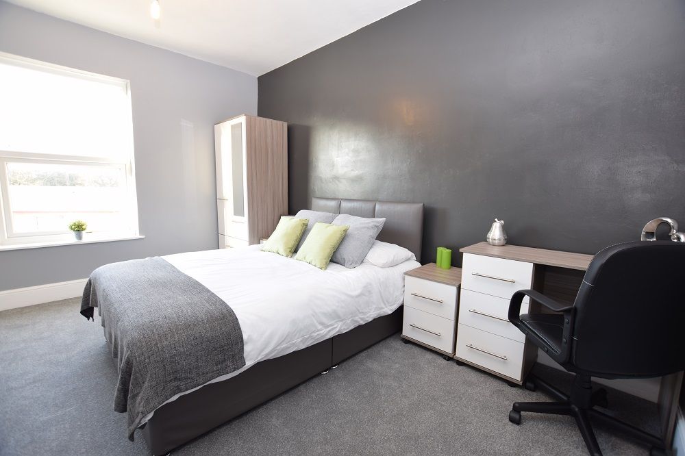 Property photo 3 of 8 Room 2