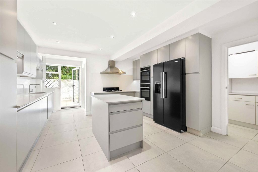Property photo 3 of 17 Kitchen