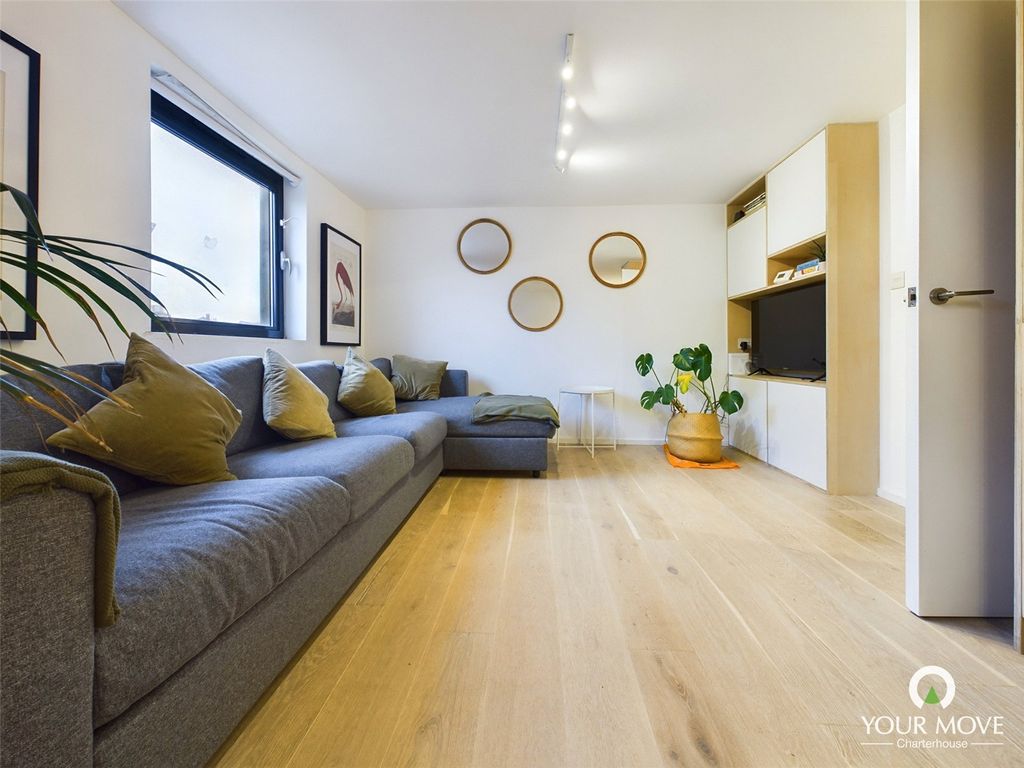 Property photo 2 of 11 Lounge