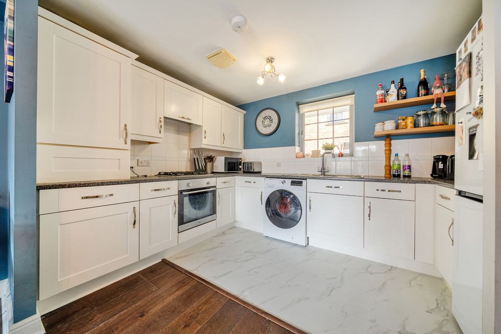 Property photo 3 of 21 Kitchen