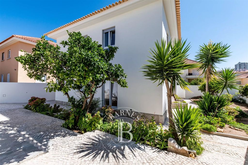 Property photo 1 of 28 Refurbished Building In Parede With Two T2 Units And Expansion Potential