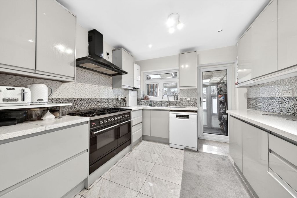 Property photo 2 of 18 Kitchen