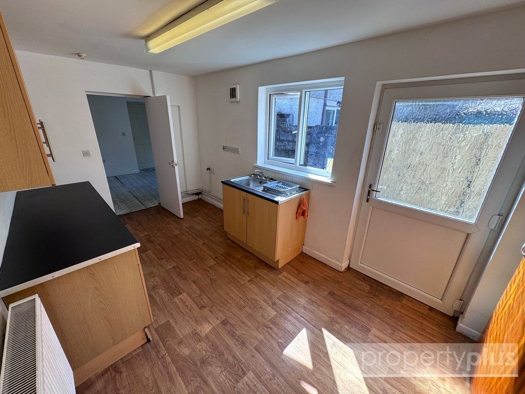 Property photo 2 of 15 Picture No. 12