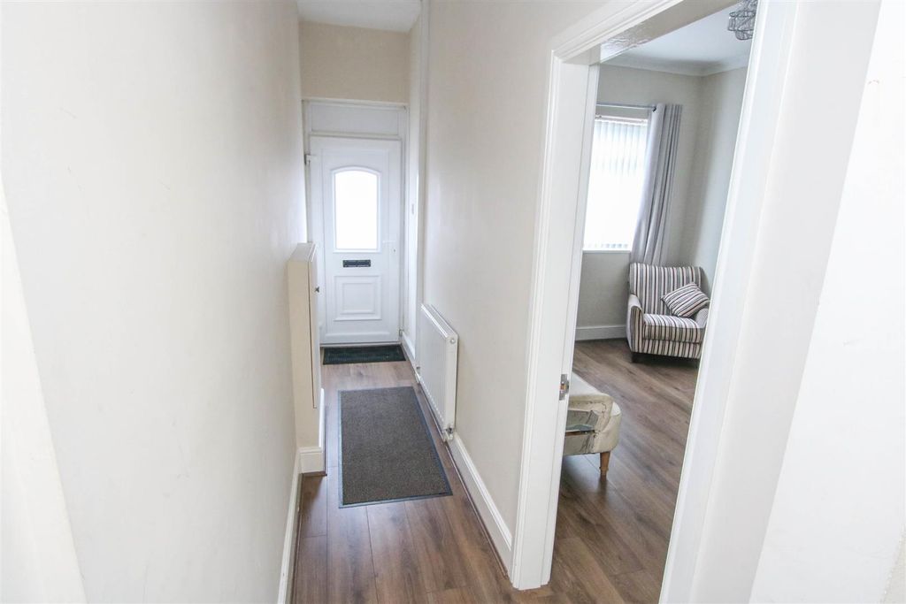 Property photo 2 of 18 Entrance Hall