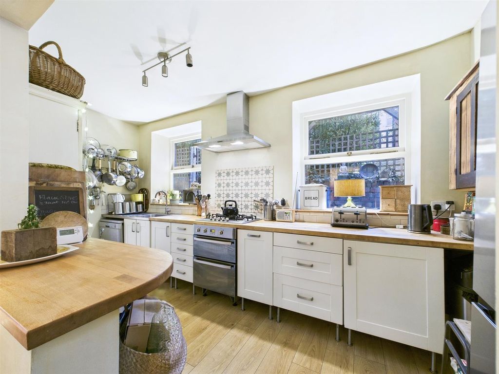 Property photo 3 of 18 6 - 3 Bedroom Semi.Jpg