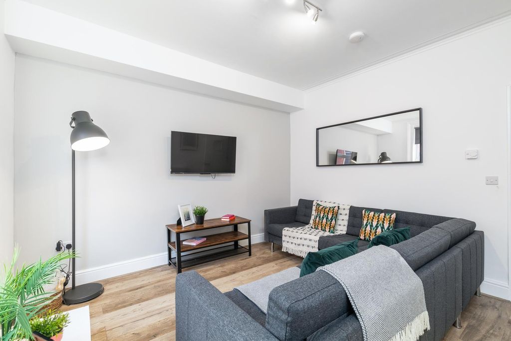 Property photo 2 of 18 Bright, Modern Living Room With A Comfortable L-Sh...