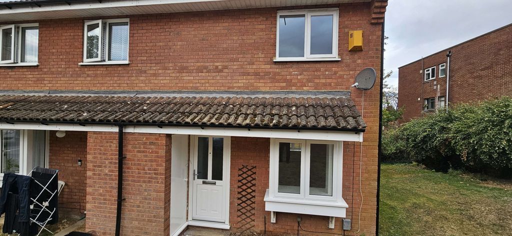 Property photo 1 of 10 Redecorated 1 Bedroom Cluster House For Rent With New Flooring