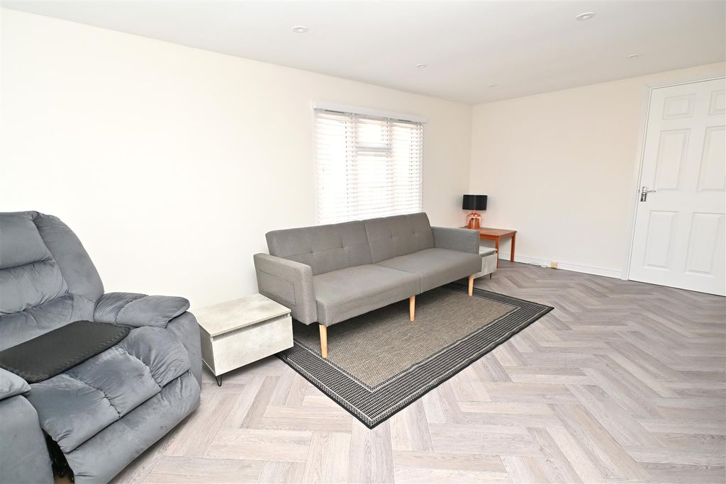 Property photo 3 of 14 Lounge