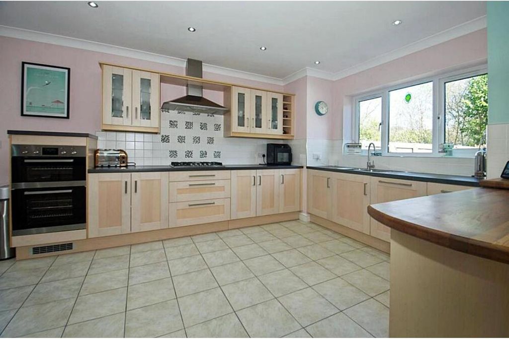 Property photo 3 of 26 Kitchen