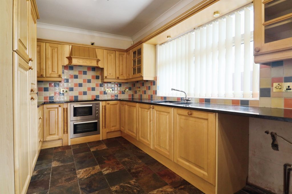Property photo 2 of 27