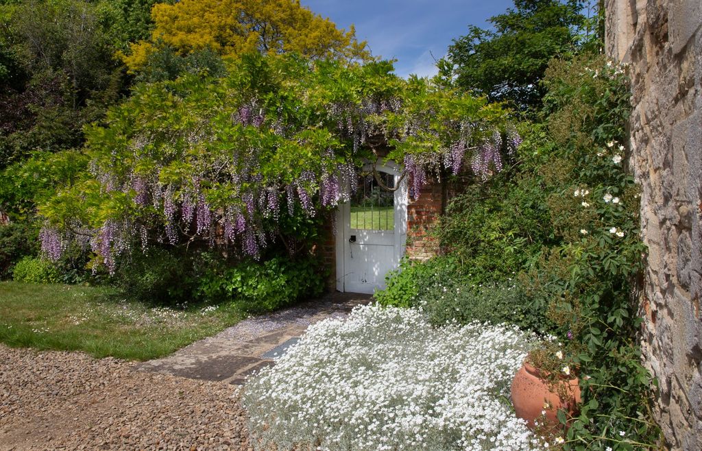 Property photo 3 of 31 Wisteria Door