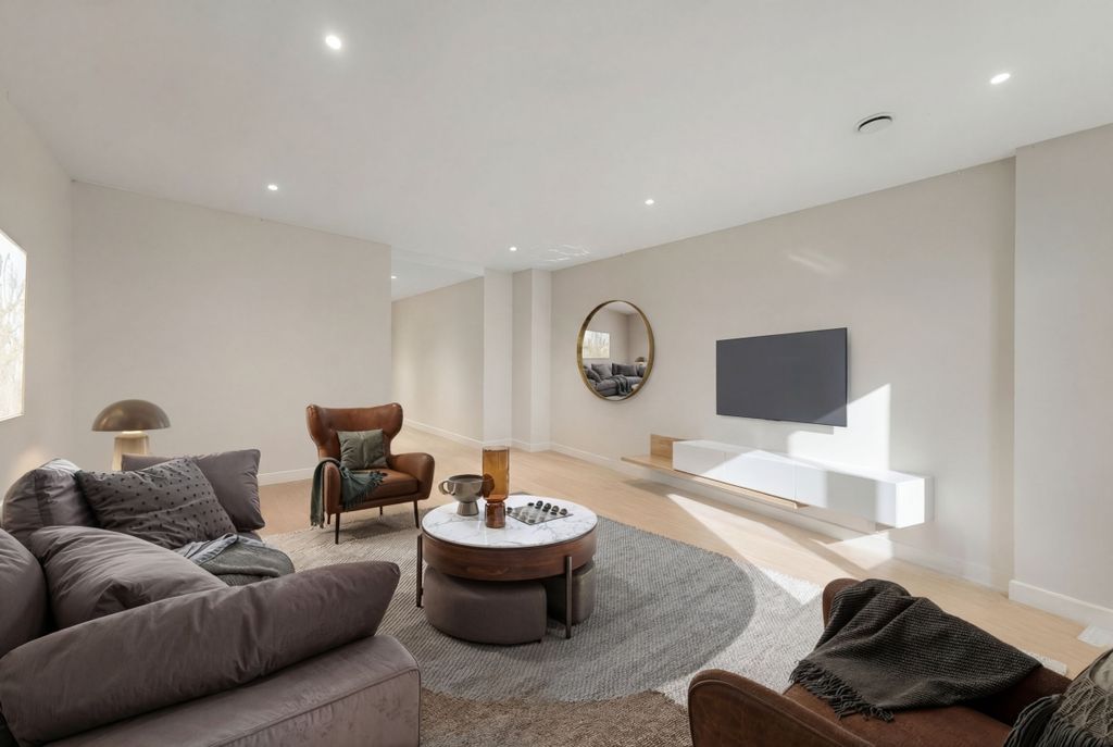 Property photo 2 of 8 Property_137E_094...