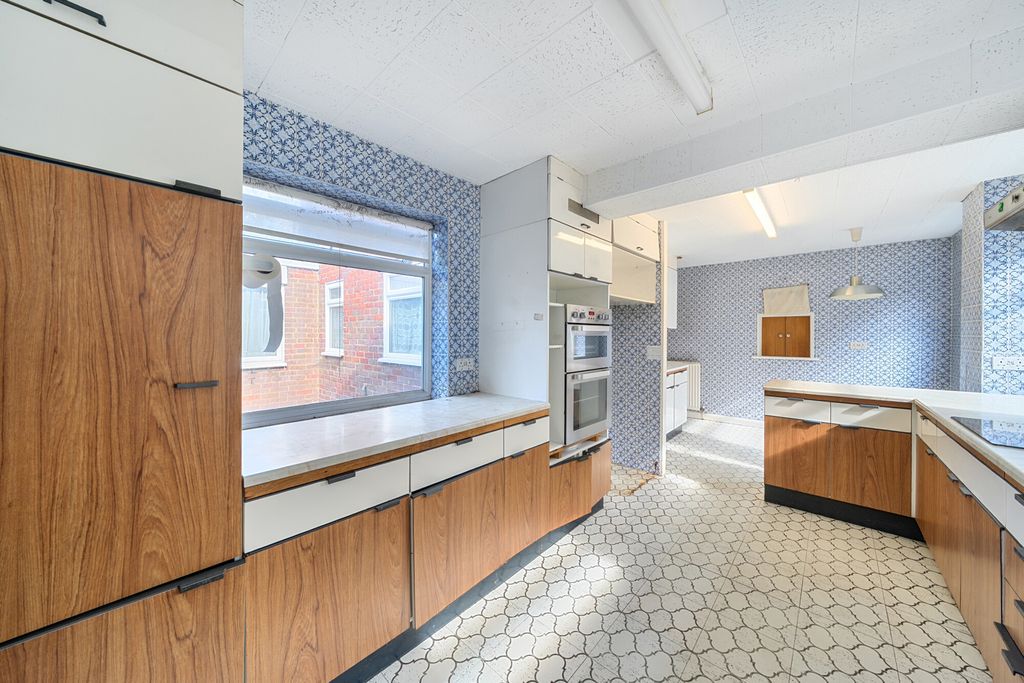 Property photo 3 of 21 1344647-9-68Aef05...
