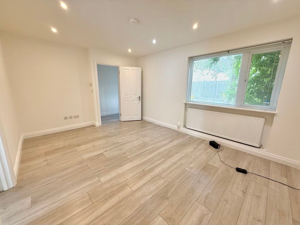 Property photo 3 of 20 Lounge
