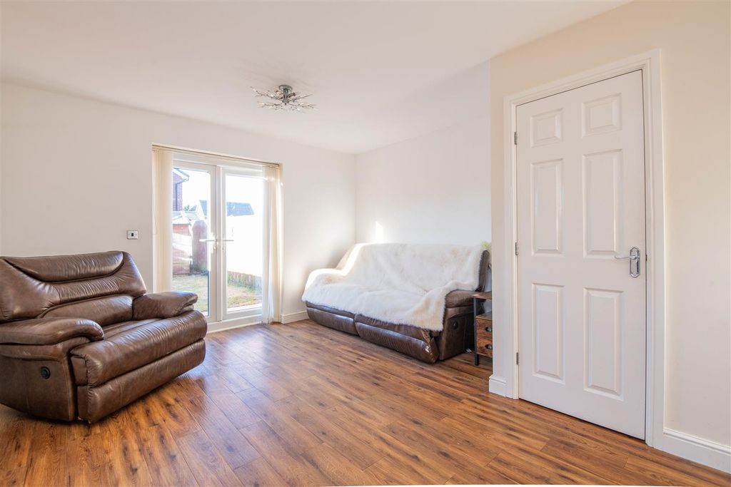 Property photo 3 of 17 Lounge