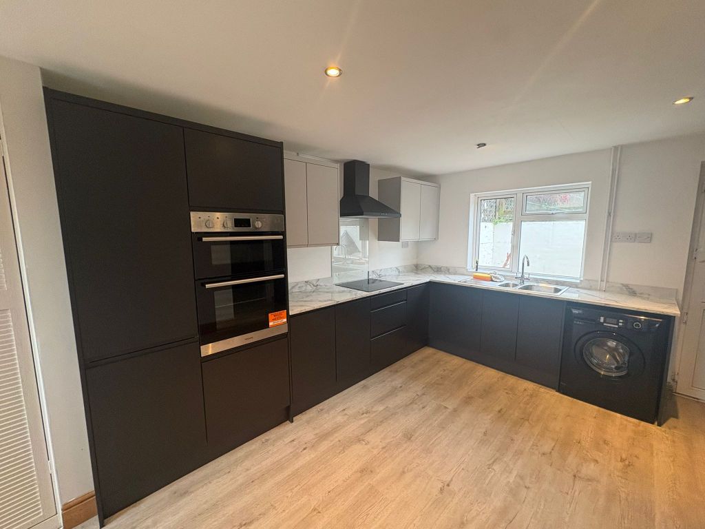 Property photo 2 of 8 Kitchen