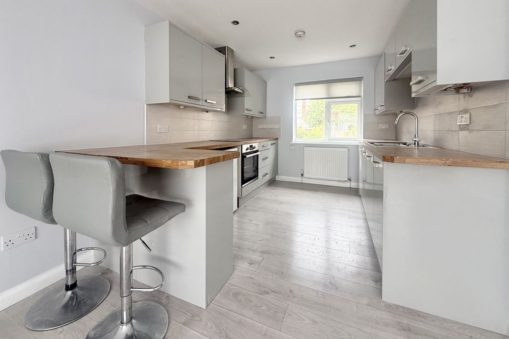Property photo 1 of 9 3