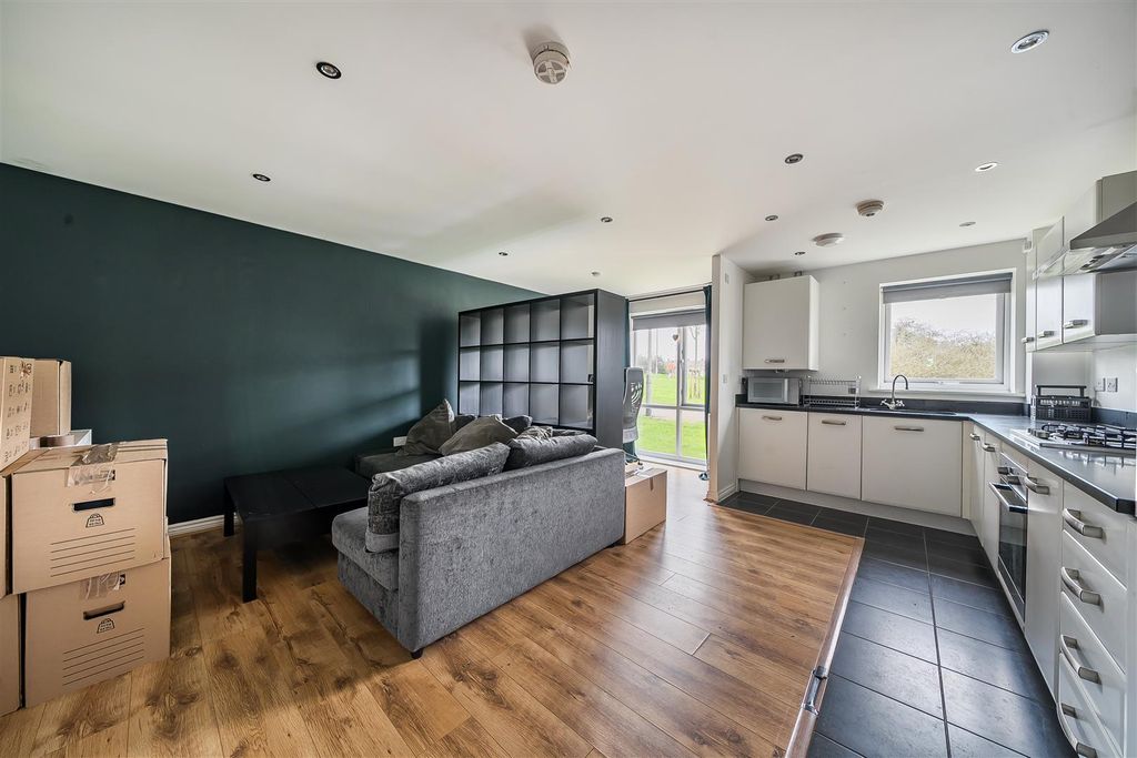 Property photo 2 of 10 1422942-13-69Aae2483c6c3.Jpg