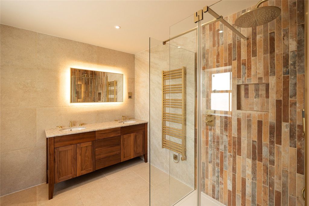 Property photo 3 of 32 En-Suite 1