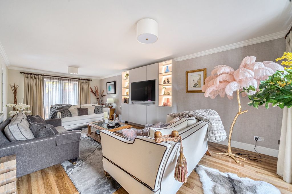 Property photo 2 of 33 Living Room