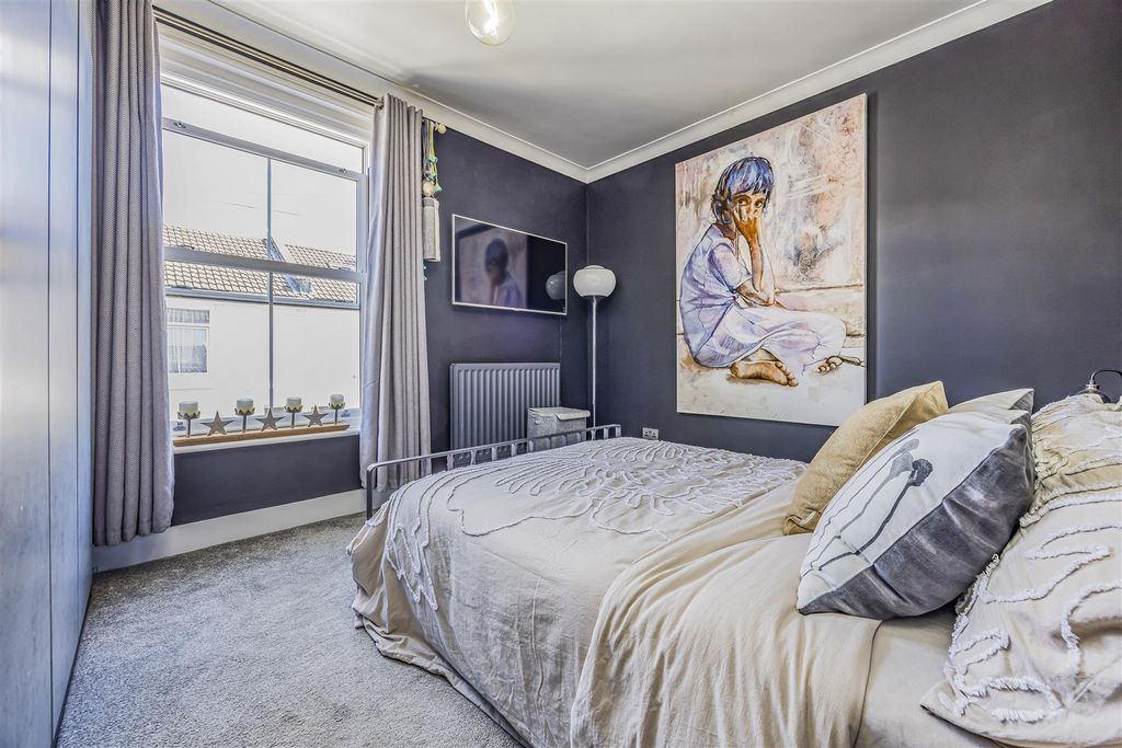 Property photo 3 of 15 19 Daulston Road, Fratton-Porticomarketing-Soldby-