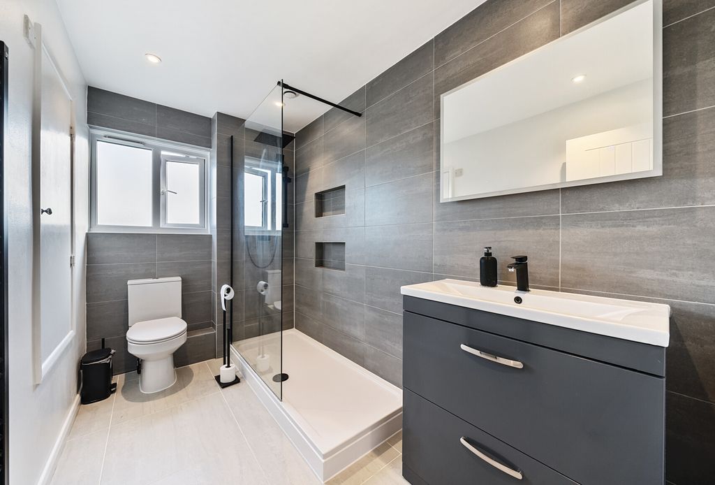Property photo 3 of 18 Bathroom