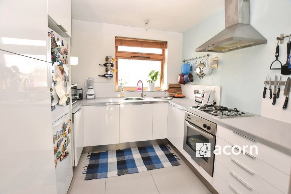 Property photo 3 of 6 Kitchen (2)