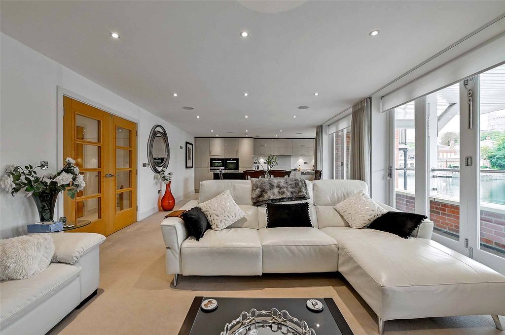 Property photo 2 of 19 Sitting Room/Kitchen