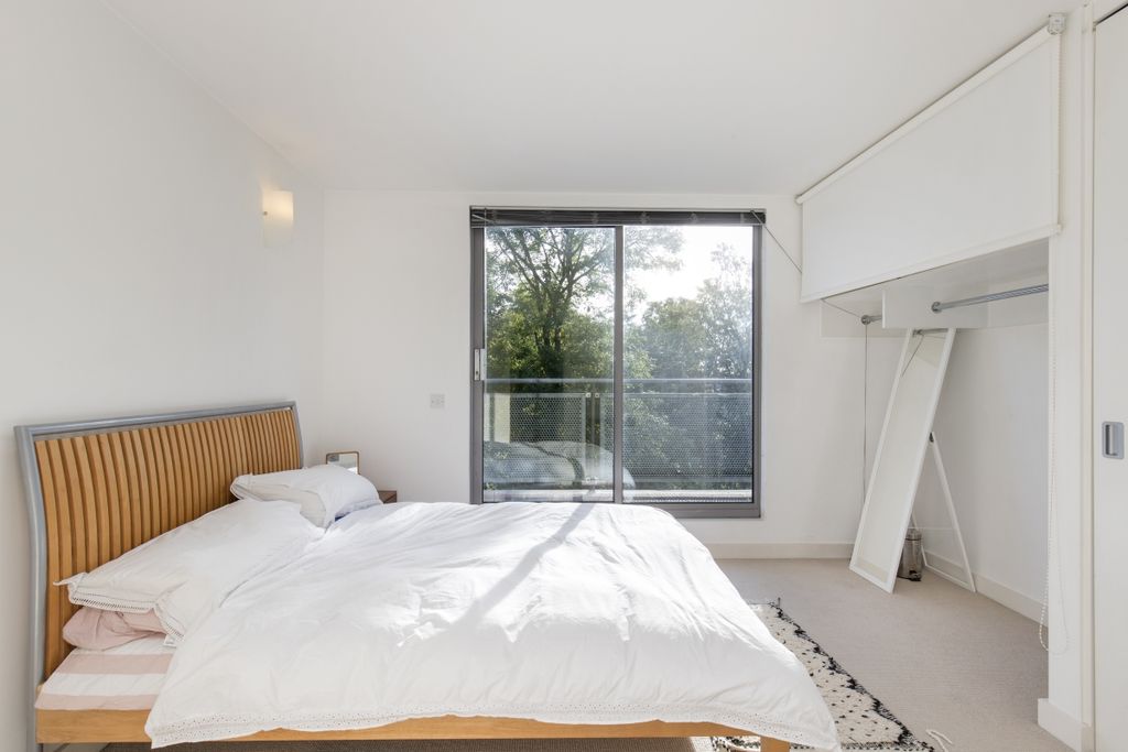 Property photo 3 of 13 Red Square, 3 Pia...