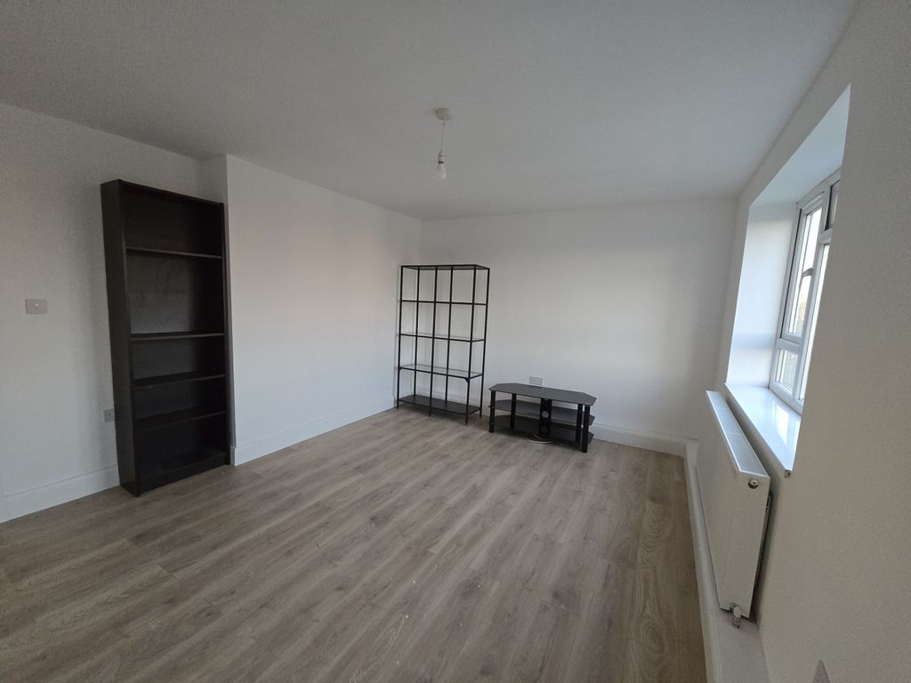 Property photo 1 of 6 3 Bed Flat To Rent Britten Drive, Southall Ub1