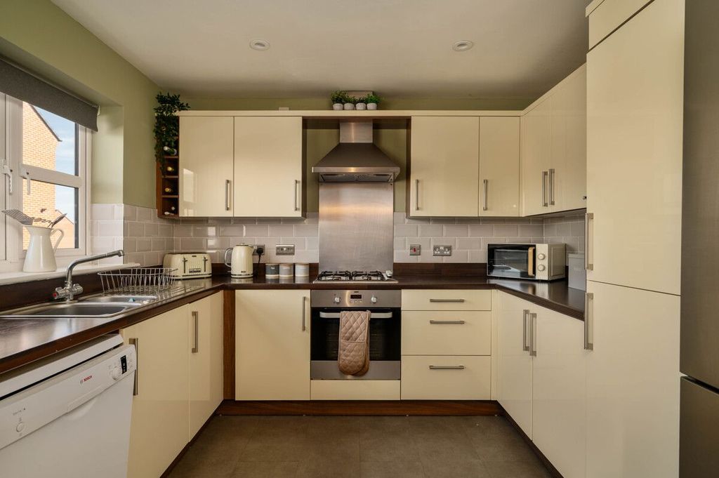 Property photo 2 of 28