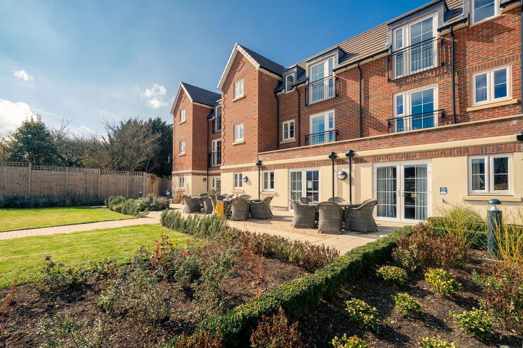 Property photo 2 of 16 Shared Gardens