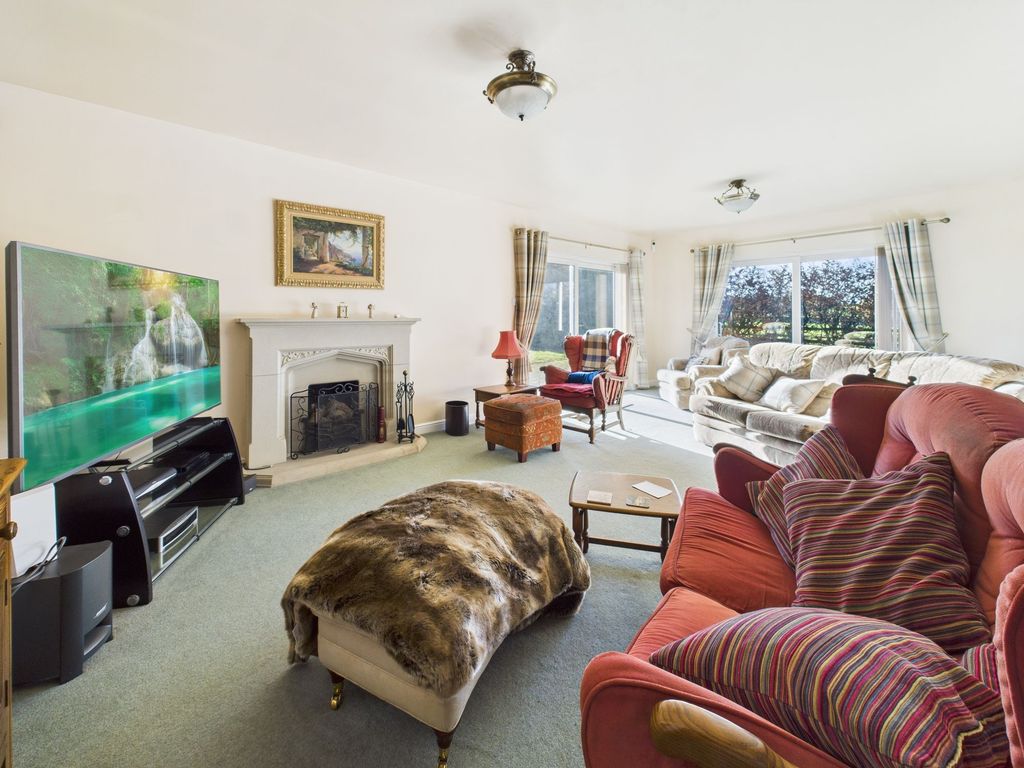 Property photo 3 of 31 Lounge