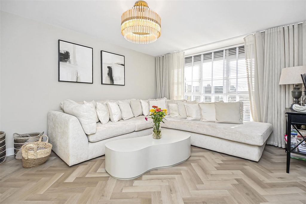 Property photo 3 of 39 56A Beehive Green Lounge (1).Jpg