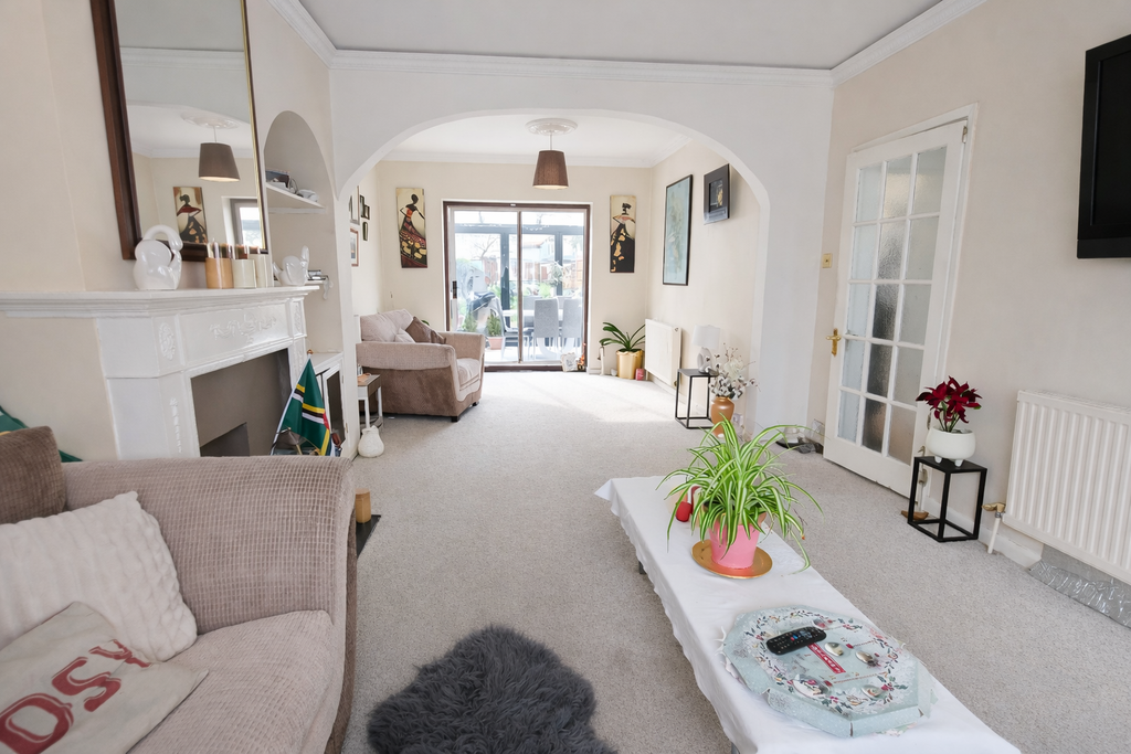 Property photo 2 of 16 Lounge