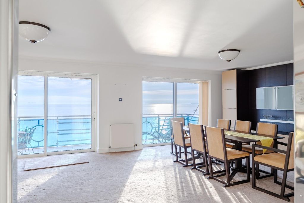 Property photo 2 of 31 Lounge / Diner