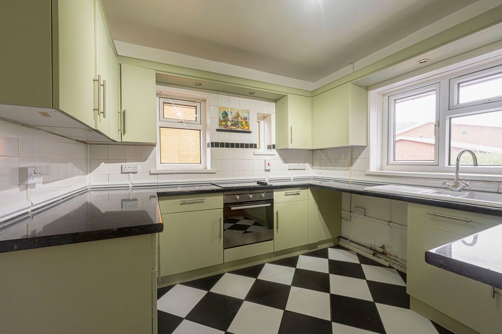 Property photo 2 of 28