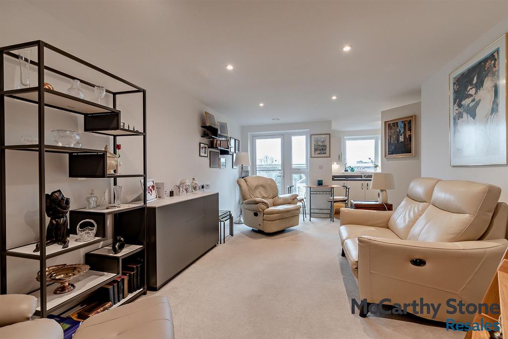 Property photo 1 of 12 8680294-Interior01-800.Jpg