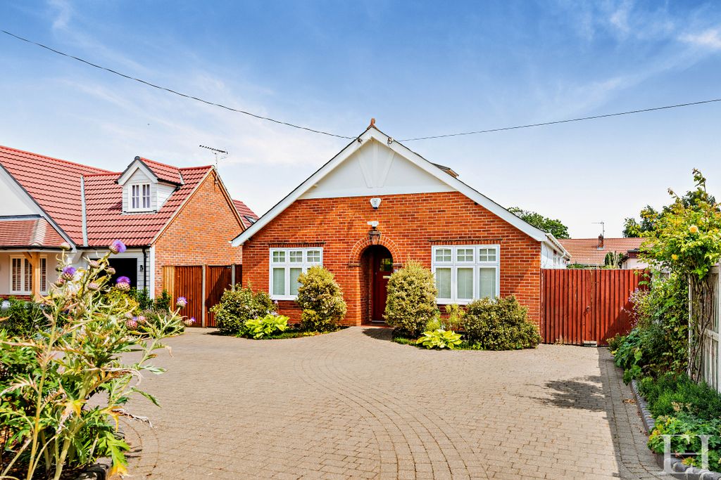 Property photo 2 of 18 8656671-Exteriorwm19-800