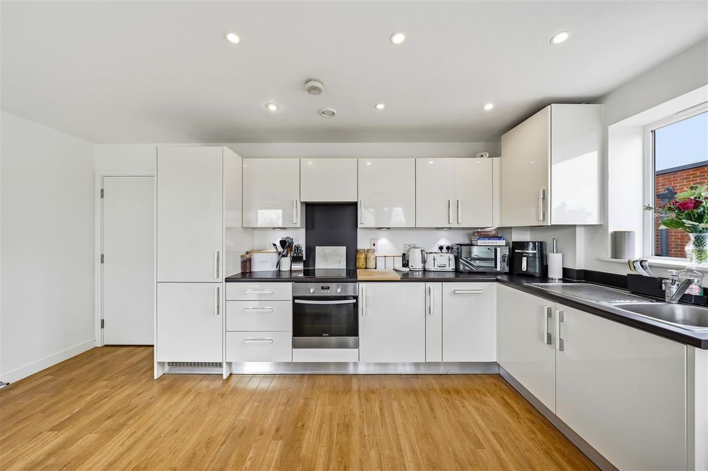 Property photo 3 of 18 Kitchen/Lounge