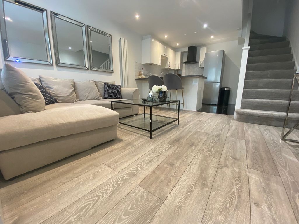 Property photo 1 of 6 Living Room