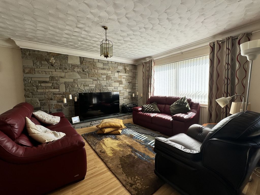Property photo 3 of 28 Lounge