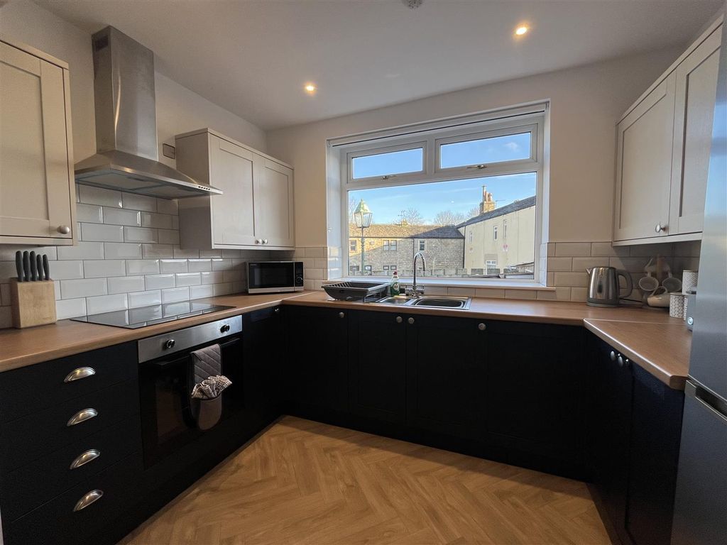 Property photo 3 of 21 Kitchen