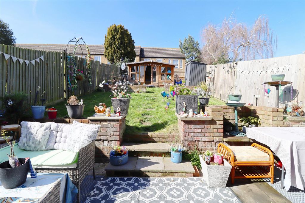 Property photo 2 of 12 Garden