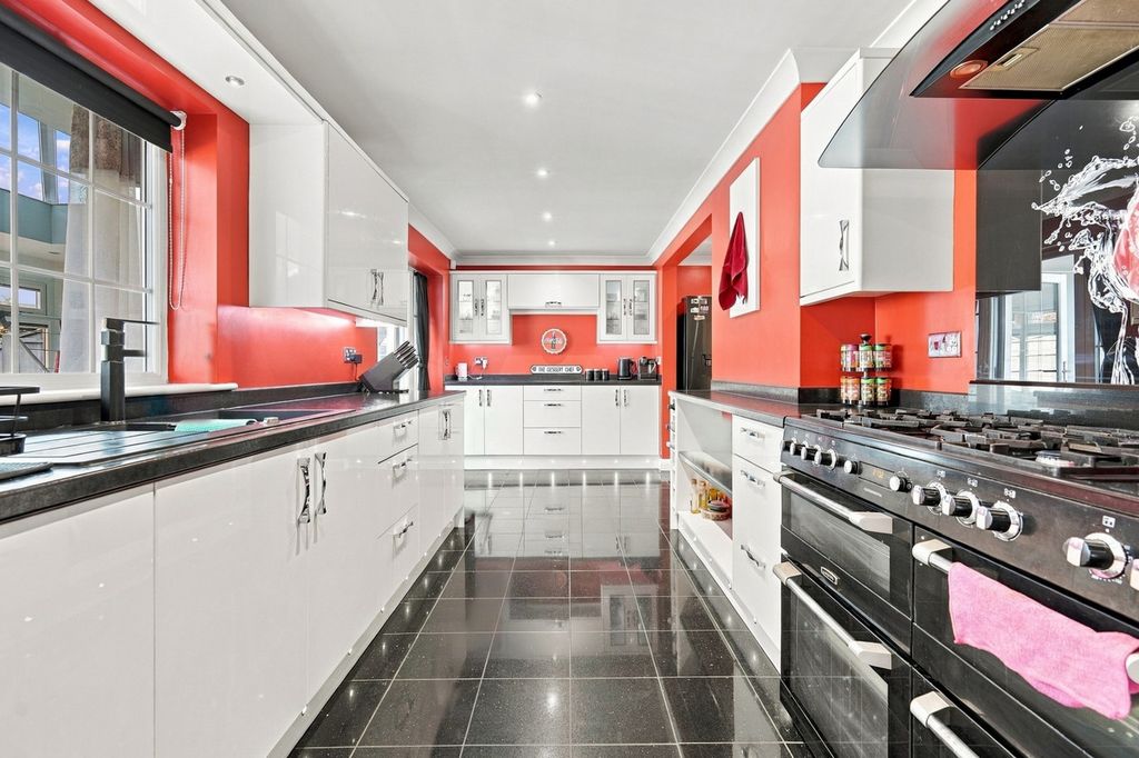 Property photo 3 of 31