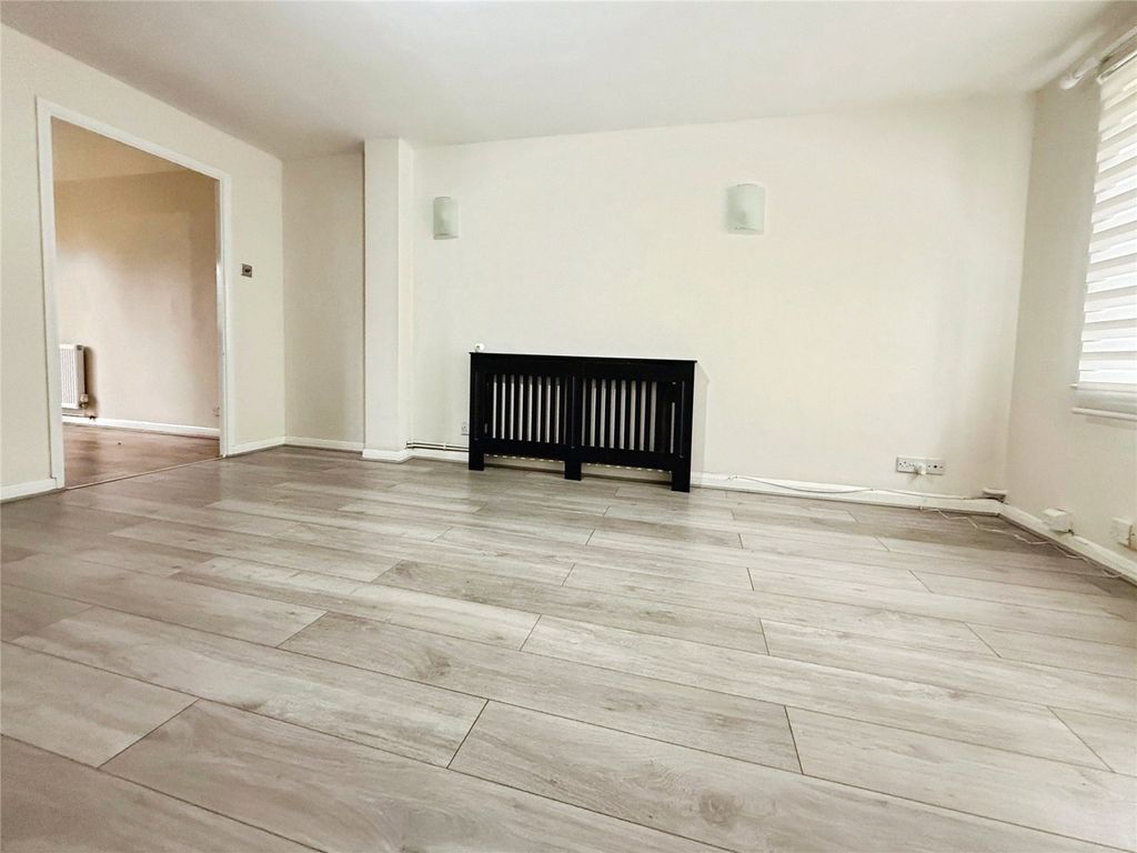 Property photo 3 of 11 Lounge