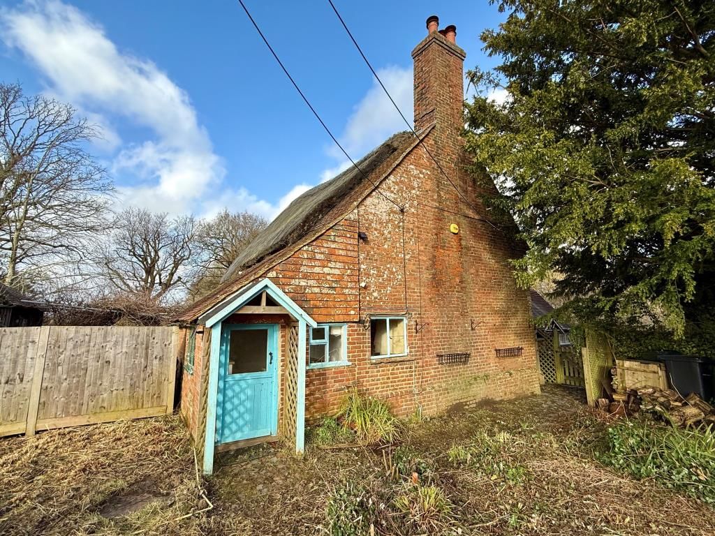 Property photo 1 of 8 Semi-Detached Cottage