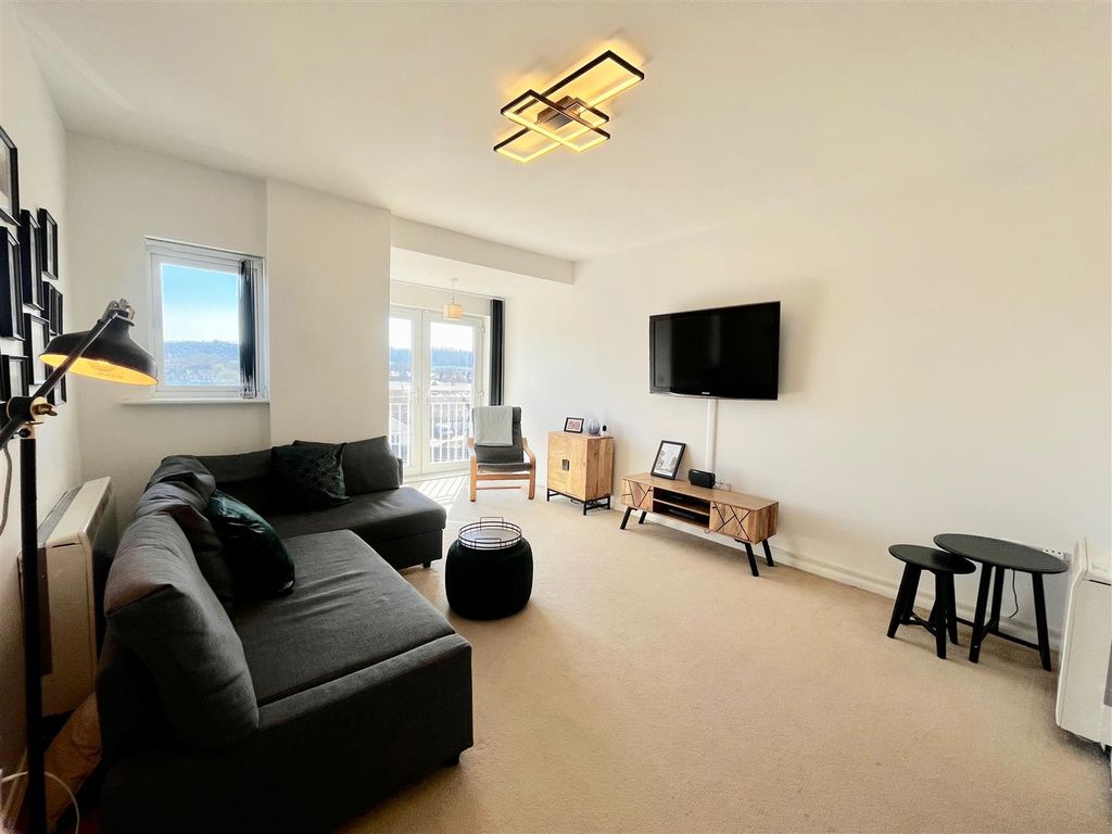 Property photo 2 of 18 Lounge