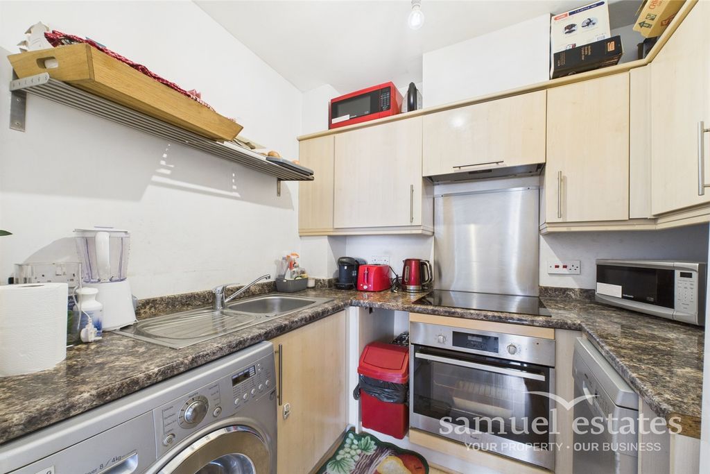 Property photo 3 of 10 Kitchen