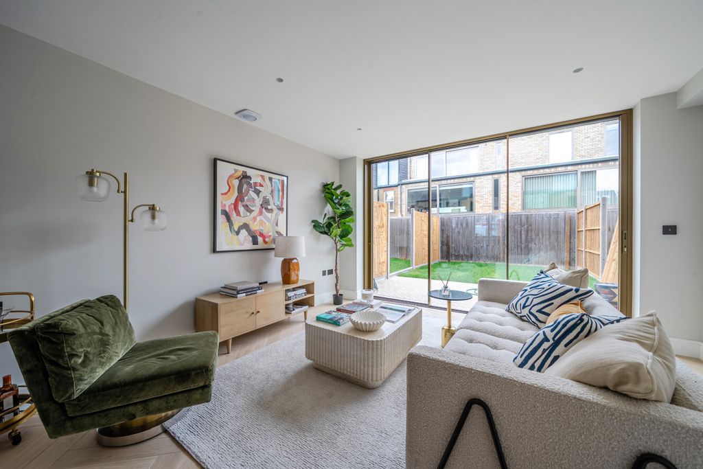 Property photo 3 of 17 1455965-16-69Fc6d...